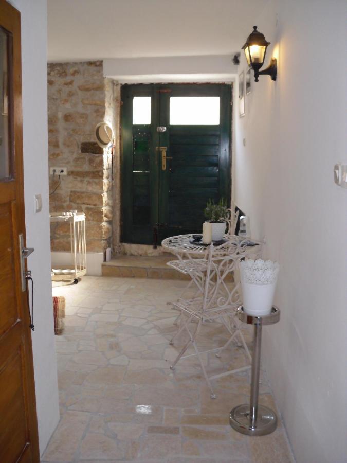 Appartamento Steinhaus Mit Terrasse Rovigno Esterno foto